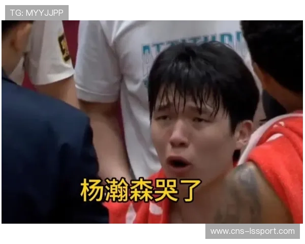 杨瀚森替补席目睹罗威复出，计时器故障间隙面露无奈