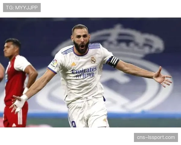 镜头捕捉：维尼修斯突破造点后，向看台做出暖心庆祝动作