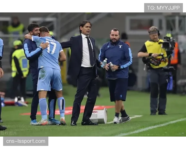 场边视角：亚特兰大助教通过平板电脑实时向球员展示对手出球热点图